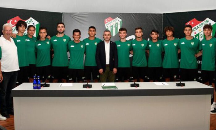 Bursaspor 13 futbolcu ile profesyonel sözleşme imzaladı