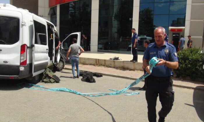 Banka şubesinin önüne bırakılan çanta paniğe neden oldu