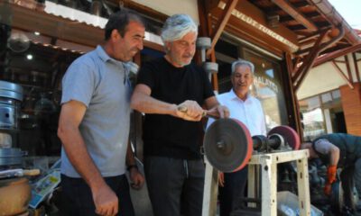 Behzat Uygur tezgah başına geçip bıçak biledi