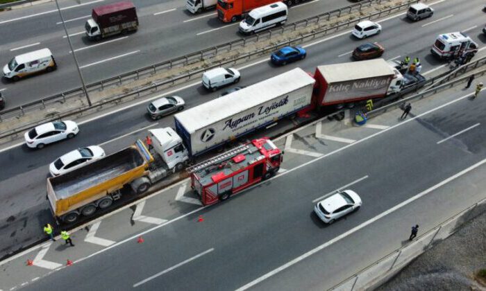 İstanbul Tem Sultanbeyli mevkiinde 3 tır ile 1 otomobil zincirleme kazaya karıştı. Kaza nedeniyle trafik durma noktasına geldi.