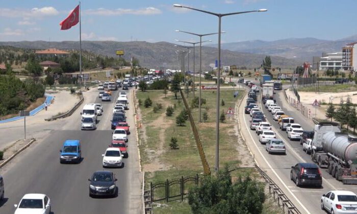 43 ilin geçiş noktasında trafik yoğunluğu sürüyor: Kilit kavşak havadan görüntülendi