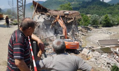 Sel afetinde büyük hasar gören evlerinin yıkılışını çaresizce izlediler