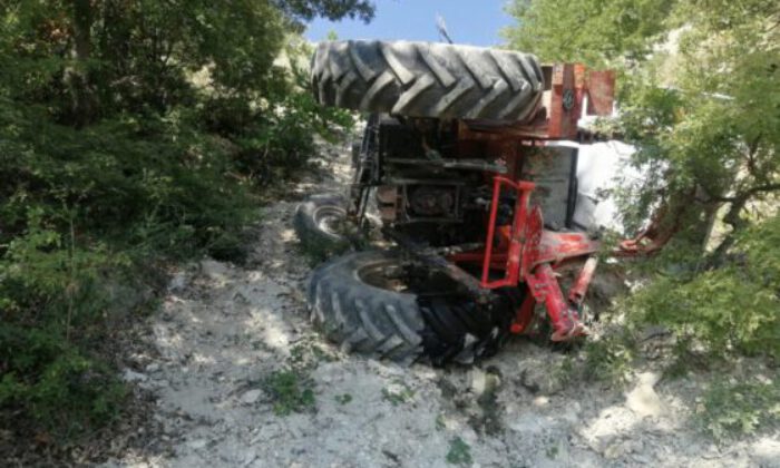 Traktör 50 metrelik yamaçtan yuvalandı, dede ağır yaralandı, torun hayatını kaybetti