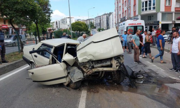 Parçalanan otomobilden sağ çıktı: Kaza anı kamerada