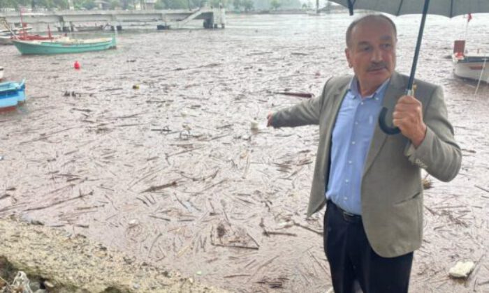 Şiddetli yağış nedeniyle iki balıkçı teknesi battı