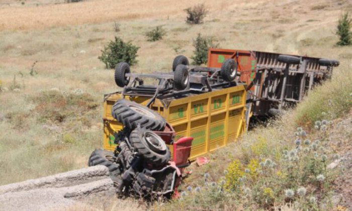 Devrilen traktör altında kalan sürücü ağır yaralandı