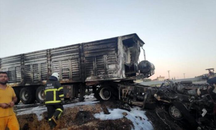 Kilis’te tır iş makinesine çarptı: 1 yaralı