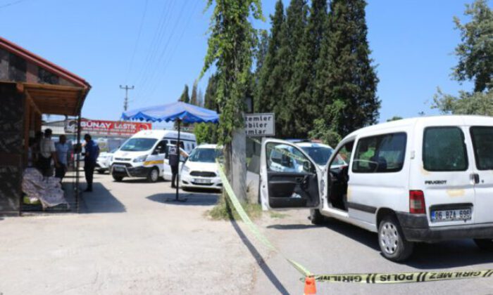 Park halindeki aracın içinde silahlı saldırıya uğradı, ağır yaralandı