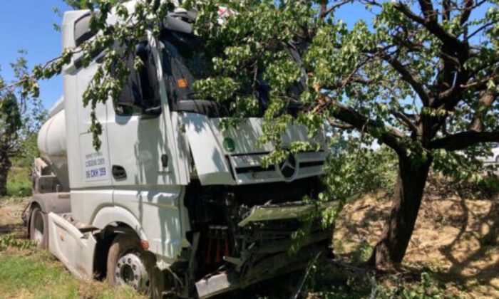 Yoldan çıkan tanker kayısı bahçesine girdi