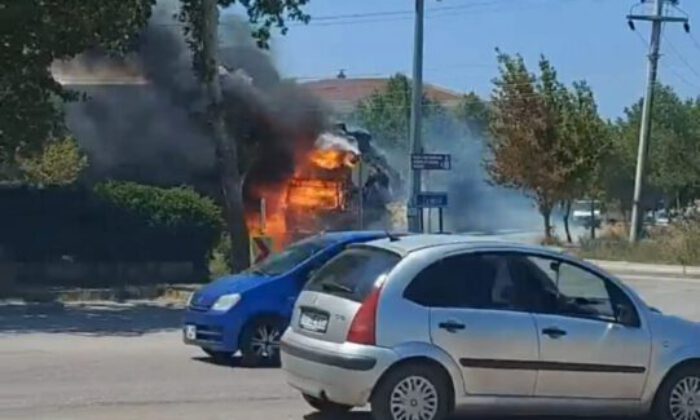 Sabah saatlerinde meydana gelen araç yangınlarında büyük maddi zarar oluştu