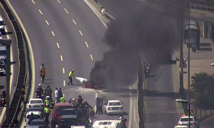 Üsküdar’da 15 Temmuz Şehitler Köprüsü girişinde bir motosiklette yangın çıktı. Yol ortasında yanan motosiklete itfaiye ekipleri tarafından müdahale ediliyor.