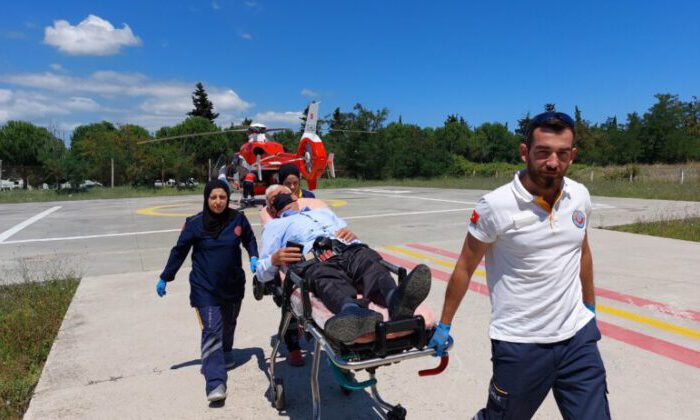 Ambulans helikopter, tarlada hastalanan köylünün yardımına yetişti