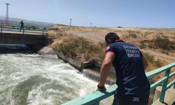 Koyunu kurtarmak isteyen çoban akıntıya kapıldı