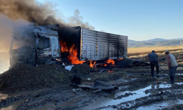 Tır alev alev yandı, dorsesindeki 30 ton buğday zarar görmedi