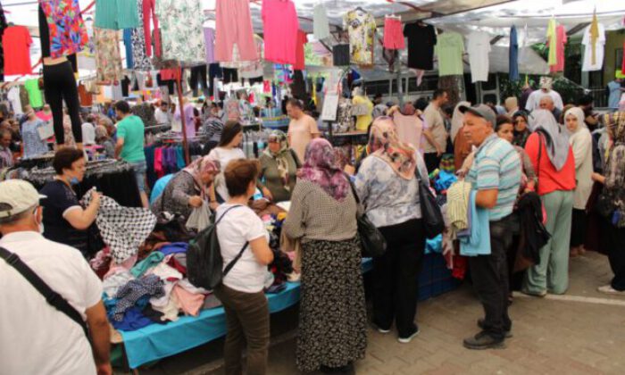 Kıyafet tezgahlarında yoğunluk yaşanıyor