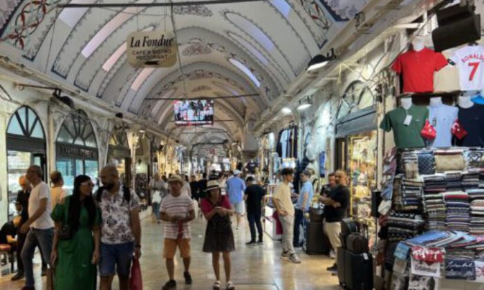 Suudi turistlerin gelmesi ile birlikte Kapalıçarşı’da ziyaret sayıları arttı