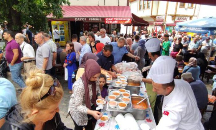 Her yıl bu çorbadan içmek için uzun kuyruklar oluşturuyorlar