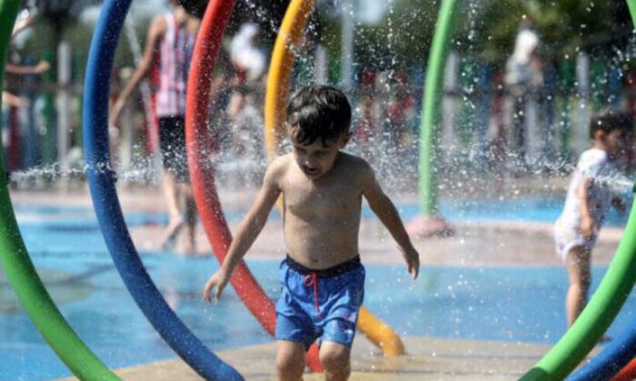 35 derece sıcakta bunalan çocuklar soluğu Su Oyunları Parkında aldı