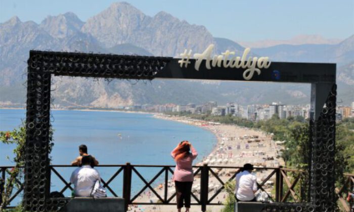 Antalya’nın simgelerinden çiçekli fotoğraf çerçevesi aşırı sıcaklara dayanamayarak kurudu