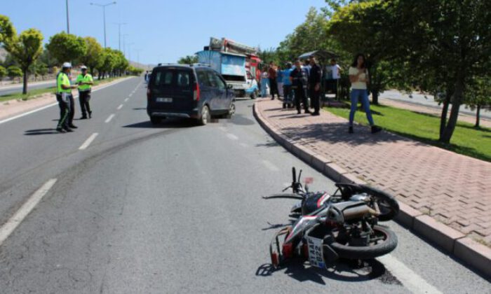 Motosikletiyle otomobilin altında kalan muhabir hayatını kaybetti