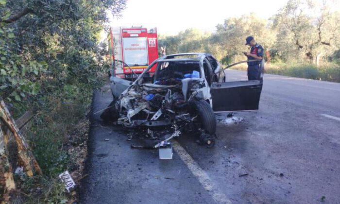 Ağaca çarpıp alev alan otomobilin sürücüsü feci şekilde can verdi