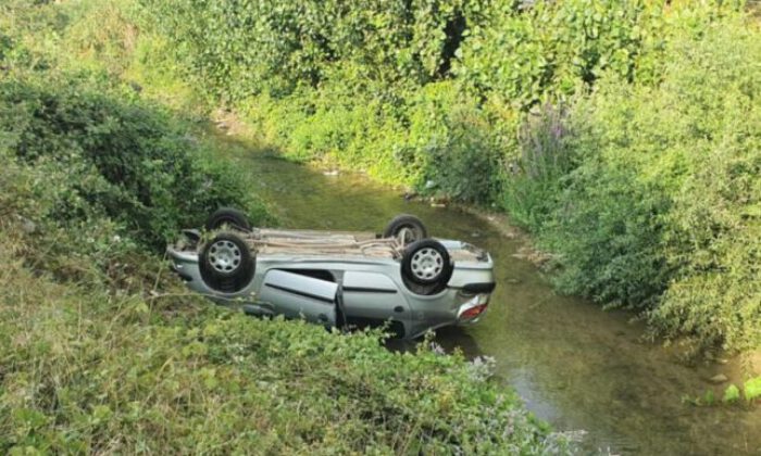 Otomobil dereye uçtu, sürücü burnu bile kanamadan kurtuldu