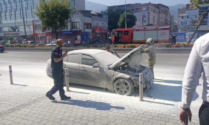 Bursa’da alev alan lüks otomobil kullanılamaz hale geldi