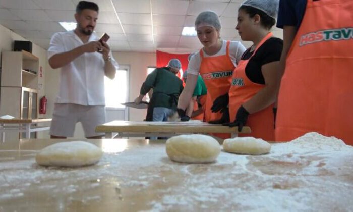 Yabancı öğrenciler Türk Mutfağı’nda mantı yapmayı öğrendi