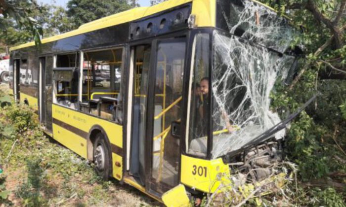 Bursa’da şehir içi otobüs arıza yapan kamyonete çarptı: 21 yaralı