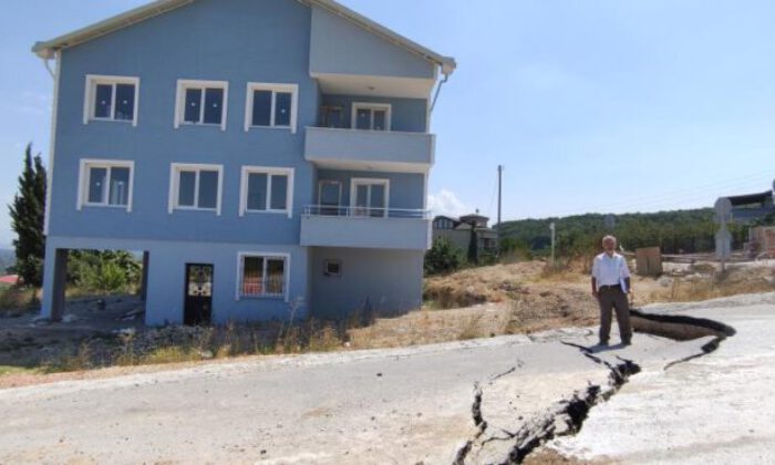 Deprem gibi…İnşaat çalışması karayolu ve evlerin bahçesini böyle çökertti