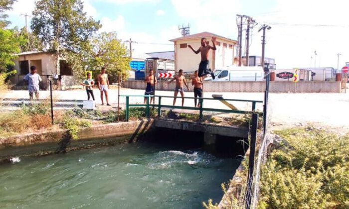 Bursa’da hava sıcaklığından bunalanlar soluğu su kanallarında alıyor