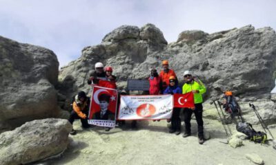 Bursalı dağcılar İran’ın en yüksek dağında Türk Bayrağı dalgalandırdı