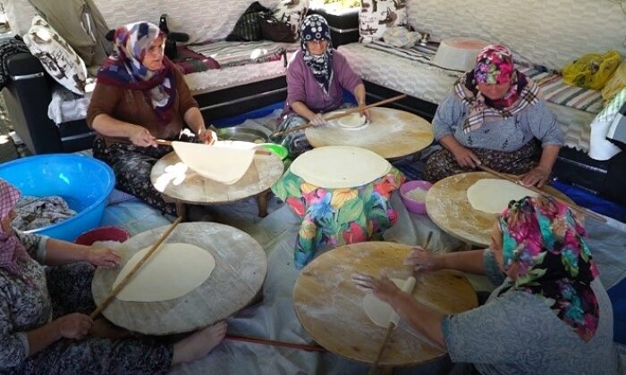 Mustafakemalpaşalı kadınlar imece usulü kışlık hazırlıklarına başladı