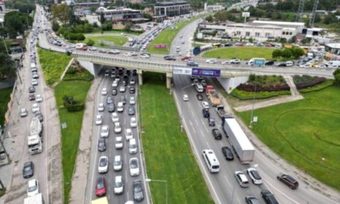 Okullar açıldı trafik kilitlendi.. O anlar havadan görüntülendi