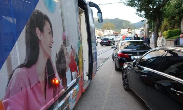 Aracını tramvay yoluna park etti, yolcular yarım saat bekledi