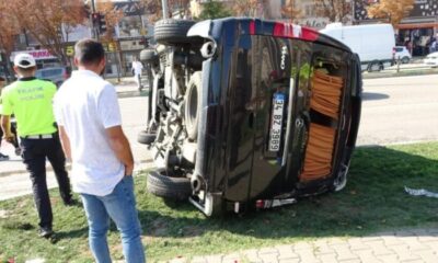 Tur minibüsü hasta nakil minibüsüne arkadan çarptı; şoför yan yatan minibüsten kendi çıktı