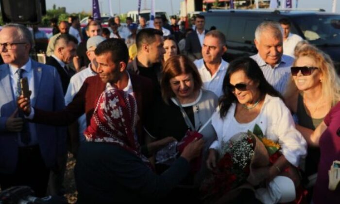 Yaşlı kadından Türkan Şoray’a şok: “Fatma Girik öldü, sen ölme, bak kendine”