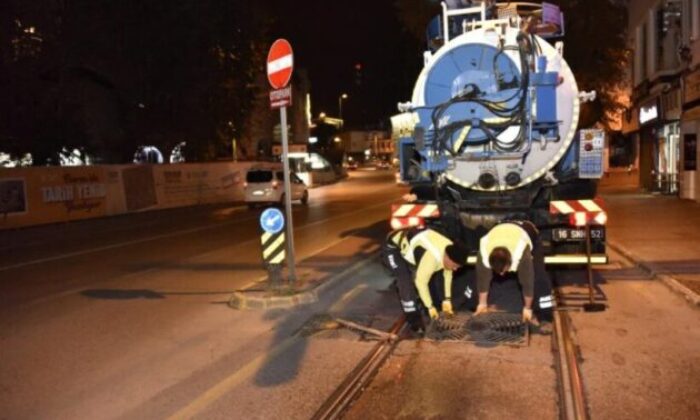 Bursa’da mazgallar gece temizleniyor