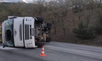 Bursa’da kamyon devrildi: 2 yaralı