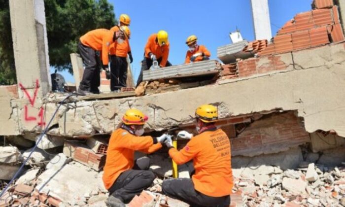 Belediye çalışanları arama kurtarma sertifikasını aldı