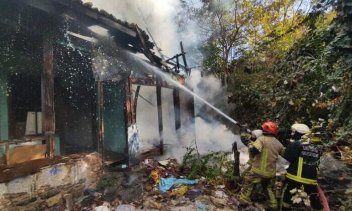 Bursa’da tarihi bina küle döndü