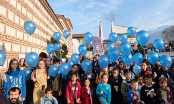 Mavi balonlar ‘diyabet için’ gökyüzünde