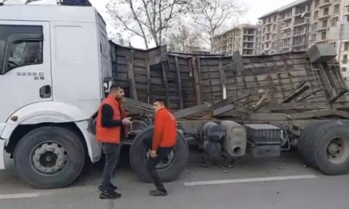 Bursa’da kamyonun devrilme anı kameralarda