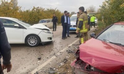 Bursa’da otomobiller kafa kafaya çarpıştı, ortalık savaş alanına döndü