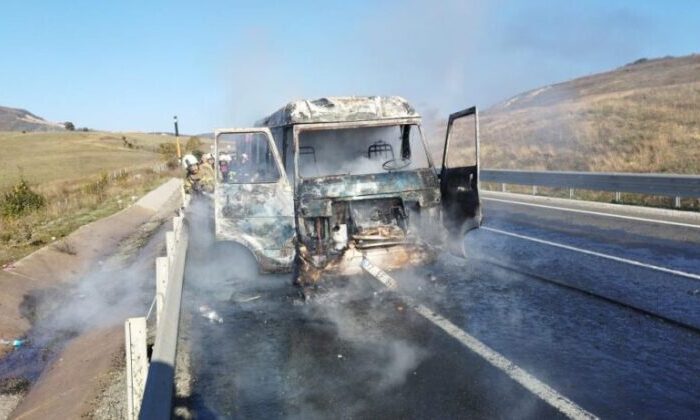 Bursa’da tamir için yola çıkan minibüs alev alev yandı