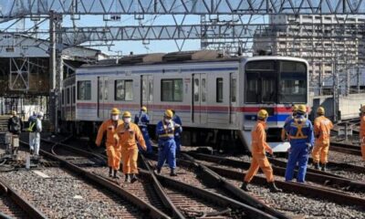 Japonya’da yolcu treni raydan çıktı