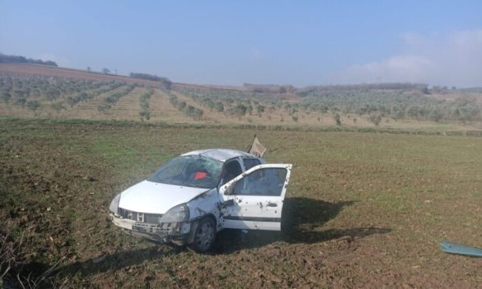 Bursa’da kontrolden çıkan otomobil tarlaya uçtu: 3 yaralı