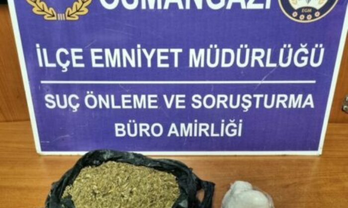 Bursa’da uyuşturucu satıcısı aracında yakalandı