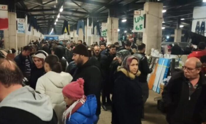 Akşam pazarında yoğunluk yaşandı. İşte videosu…