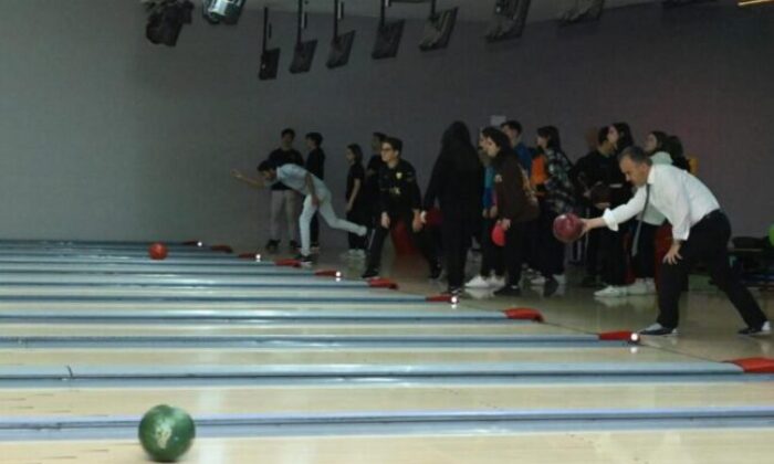 Liseliler bowlingle stres atıyor